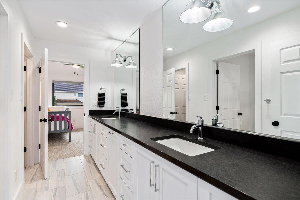 28 Lost Meadow Trl, The Hills, TX 78738