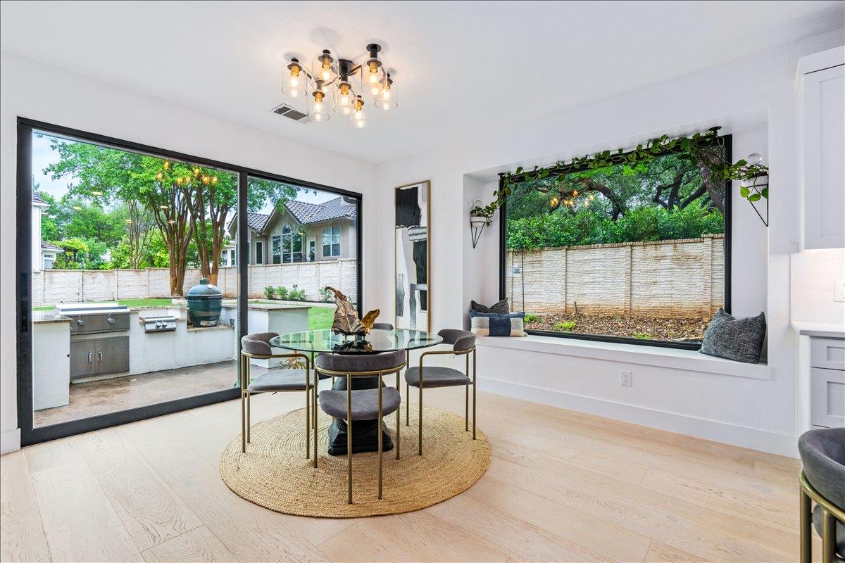 28 Lost Meadow Trl, The Hills, TX 78738