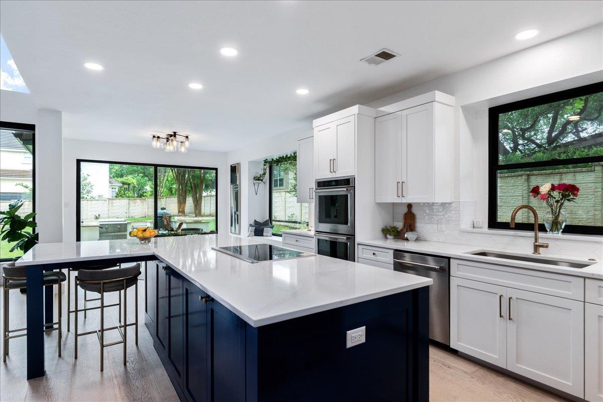 28 Lost Meadow Trl, The Hills, TX 78738