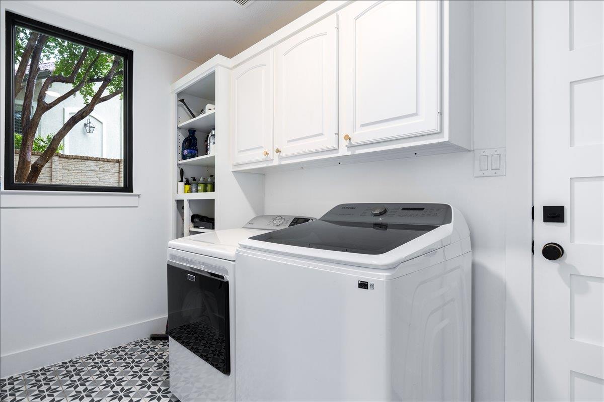 28 Lost Meadow Trl, The Hills, TX 78738