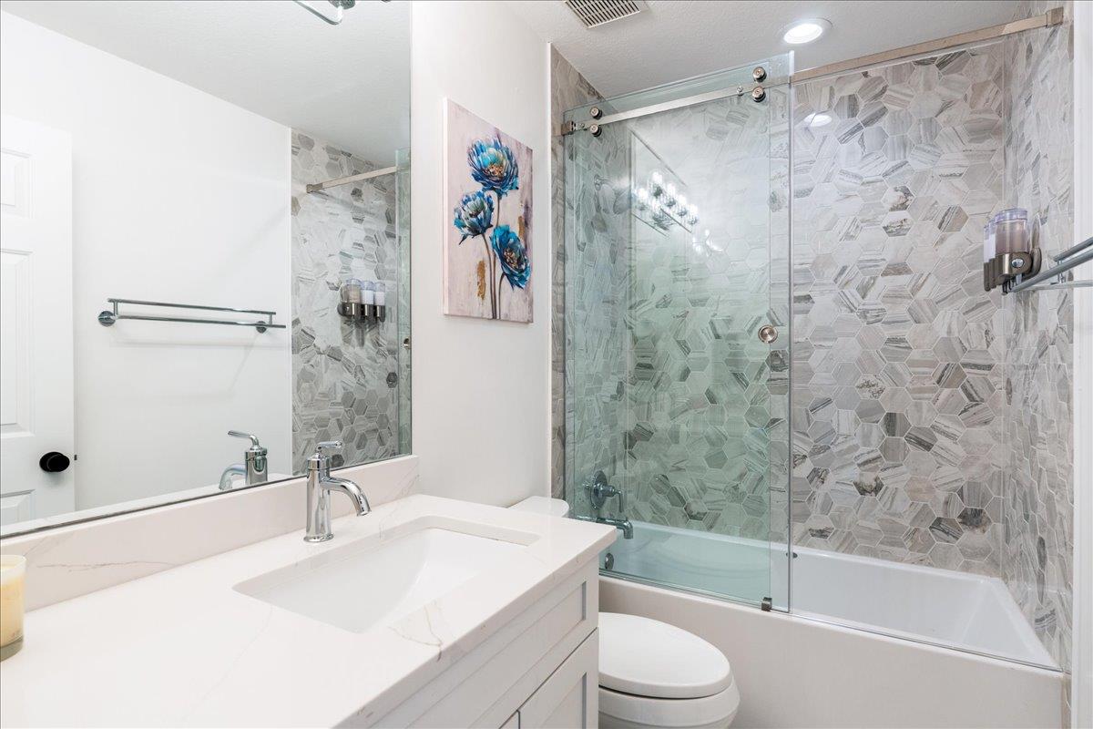 28 Lost Meadow Trl, The Hills, TX 78738