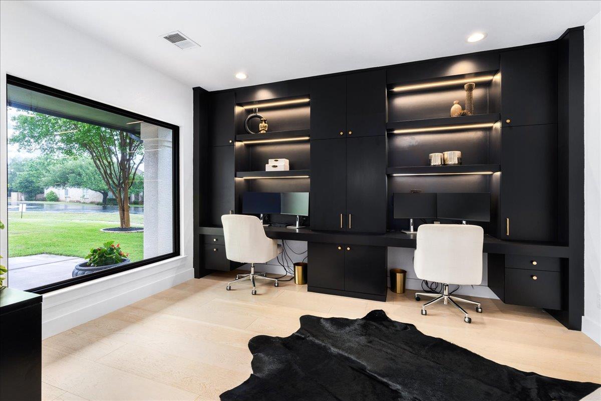 28 Lost Meadow Trl, The Hills, TX 78738