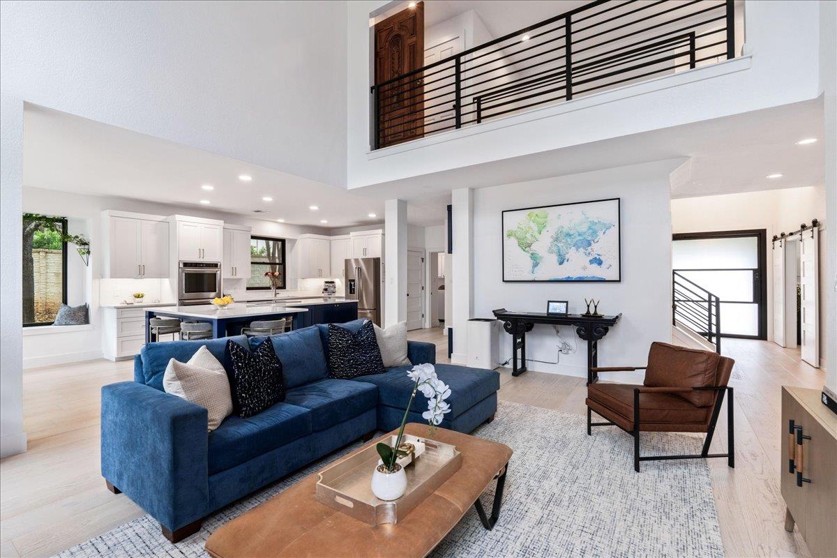 28 Lost Meadow Trl, The Hills, TX 78738