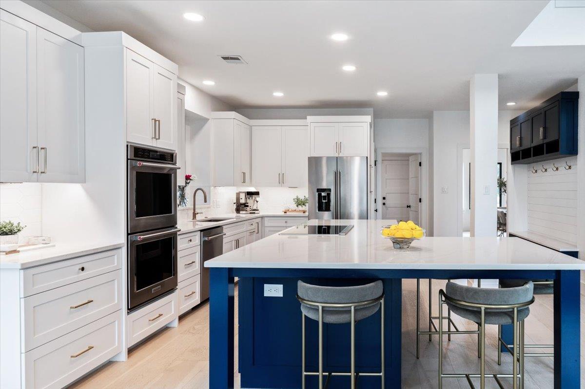 28 Lost Meadow Trl, The Hills, TX 78738