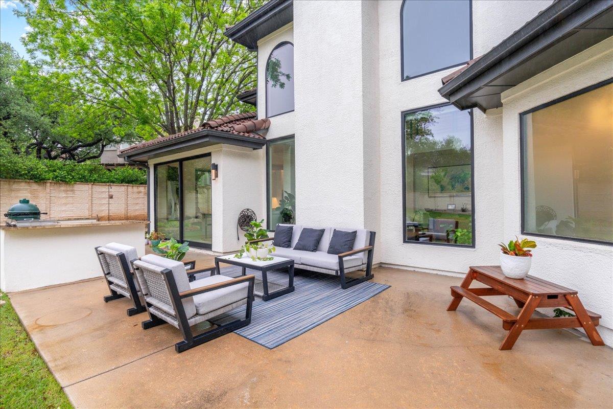 28 Lost Meadow Trl, The Hills, TX 78738