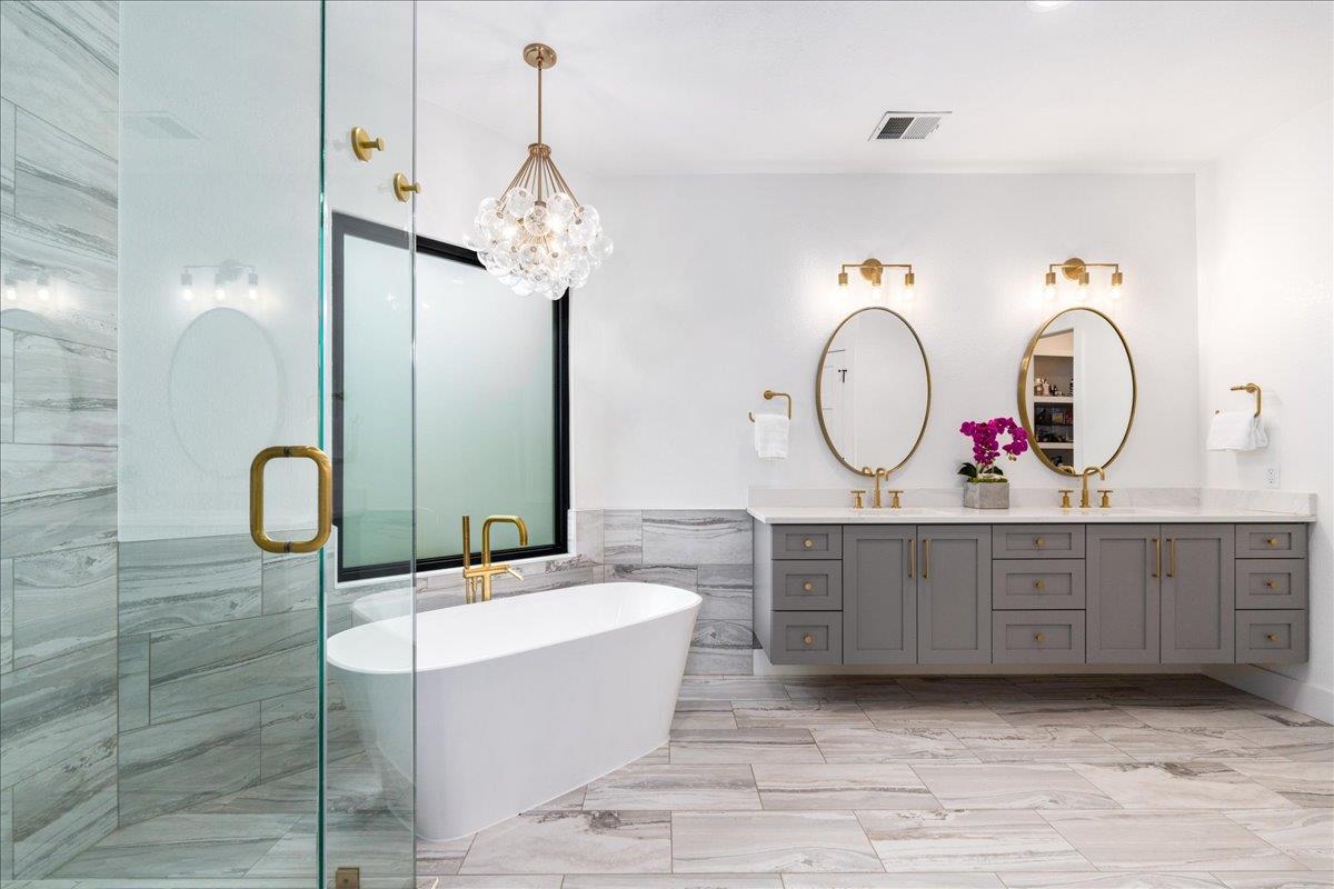 28 Lost Meadow Trl, The Hills, TX 78738