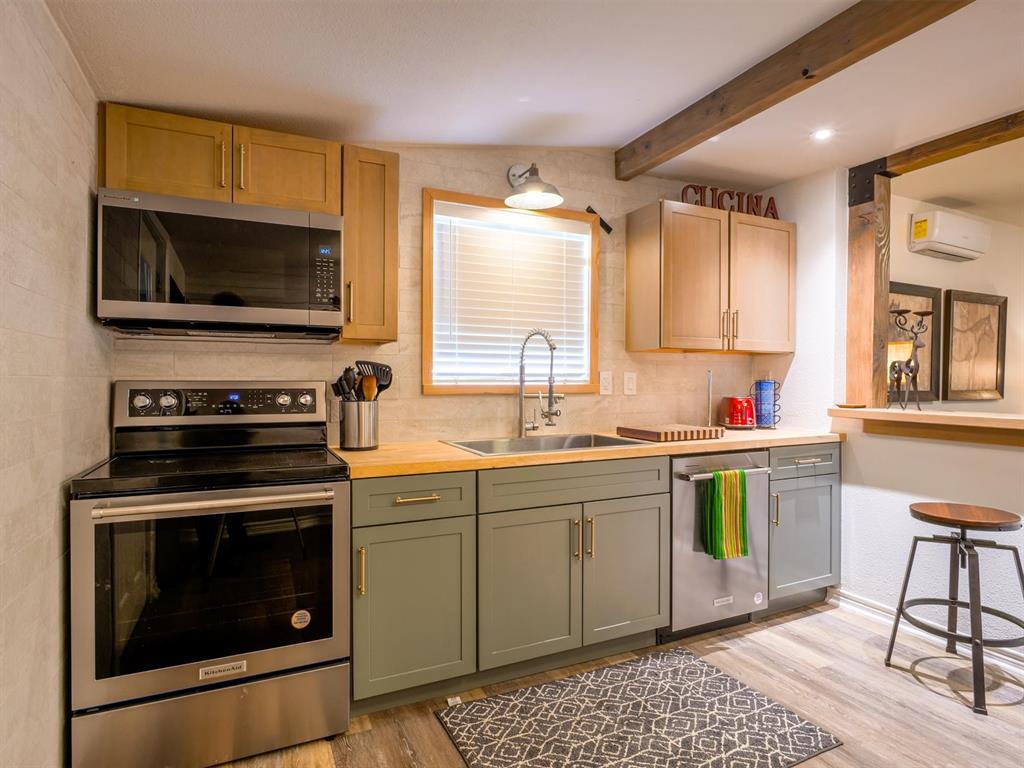 103 N Avenue Q Ave, Johnson City, TX 78636