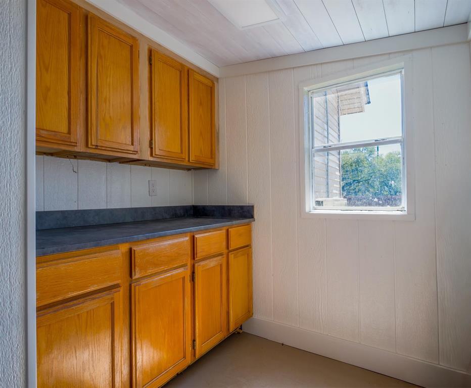 103 N Avenue Q Ave, Johnson City, TX 78636