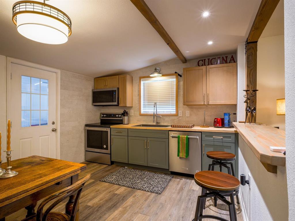 103 N Avenue Q Ave, Johnson City, TX 78636