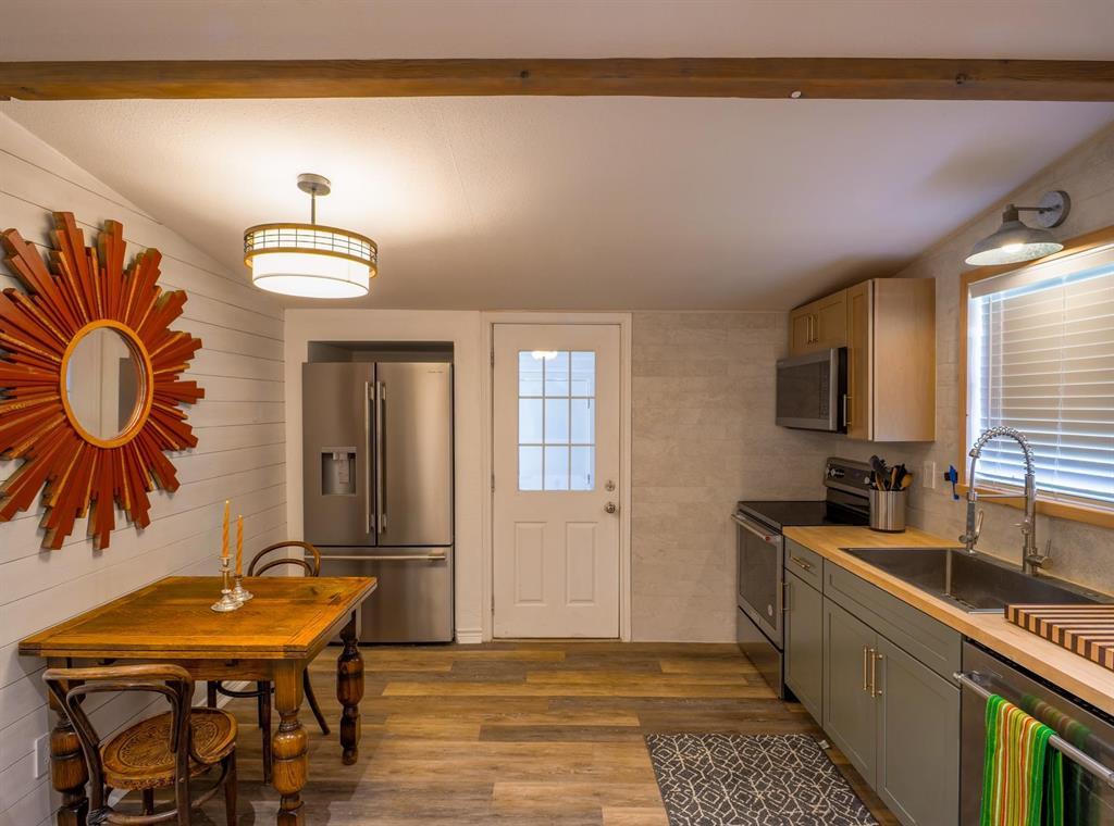 103 N Avenue Q Ave, Johnson City, TX 78636