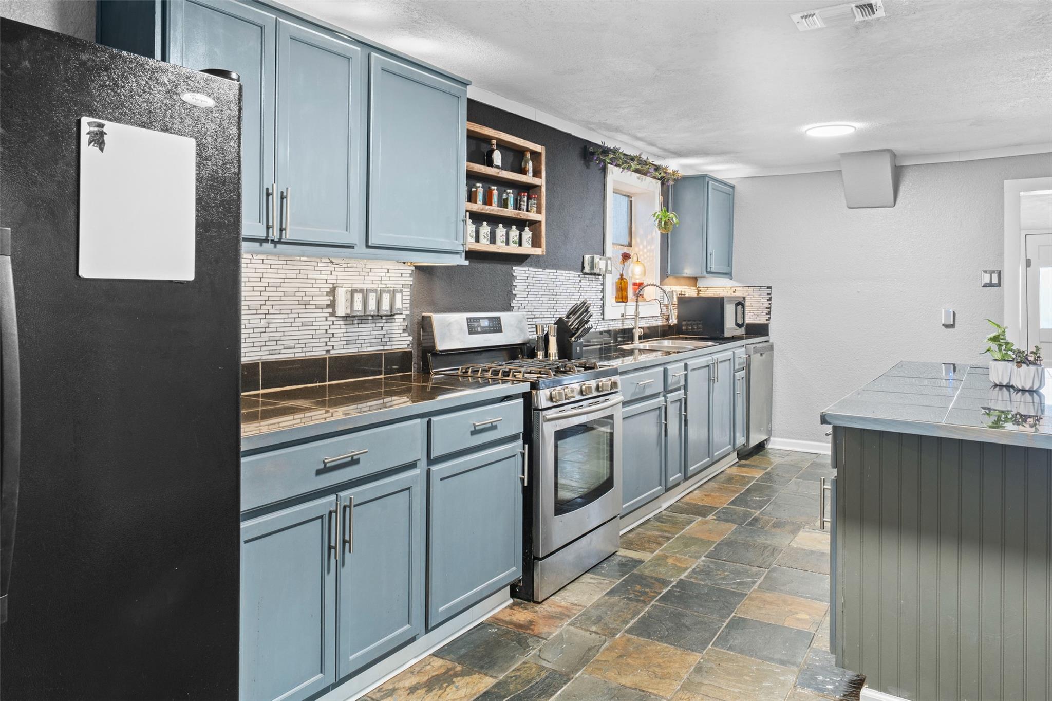 724 Scarbrough St, Rockdale, TX 76567