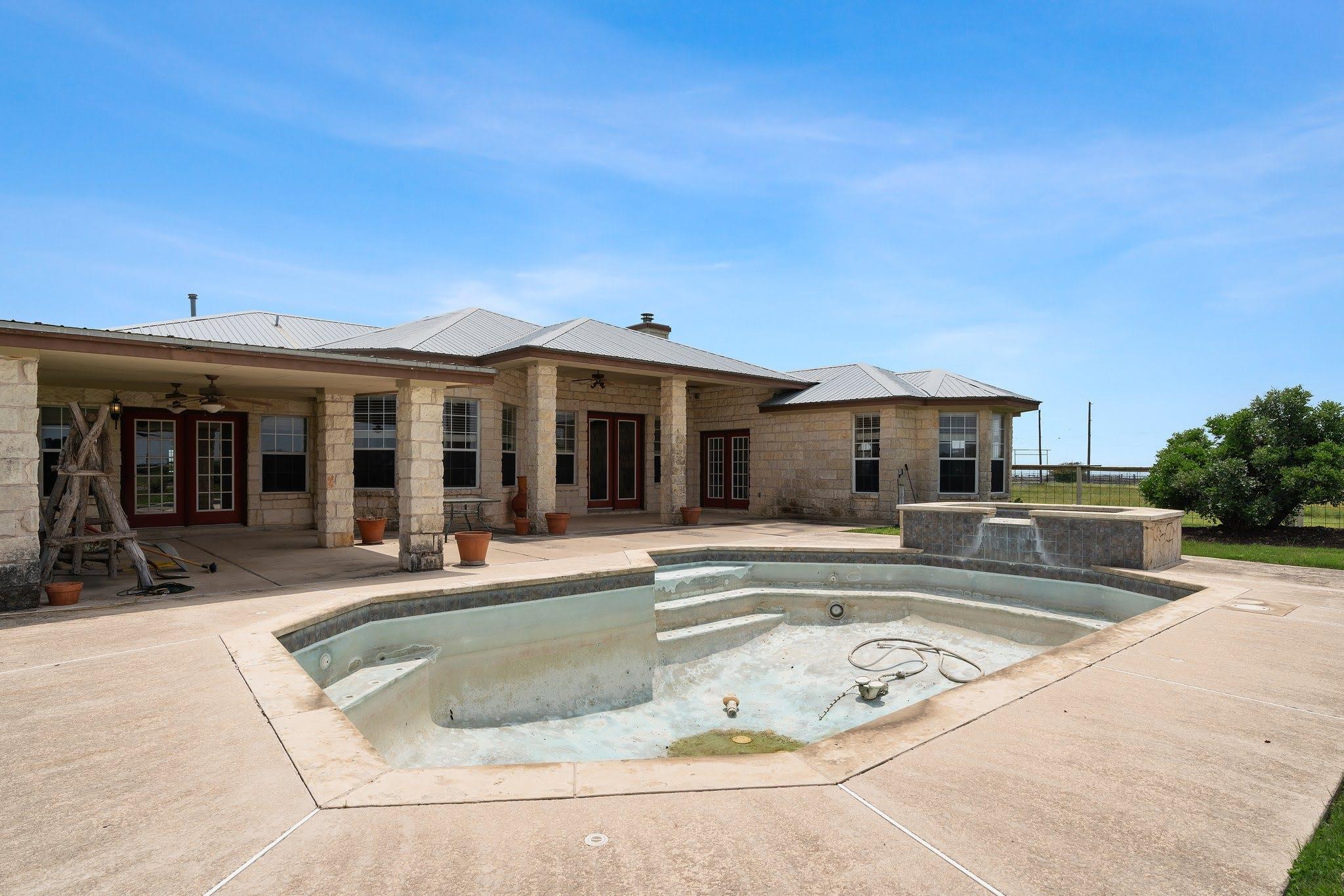 400 Hyview Ln, Hutto, TX 78634