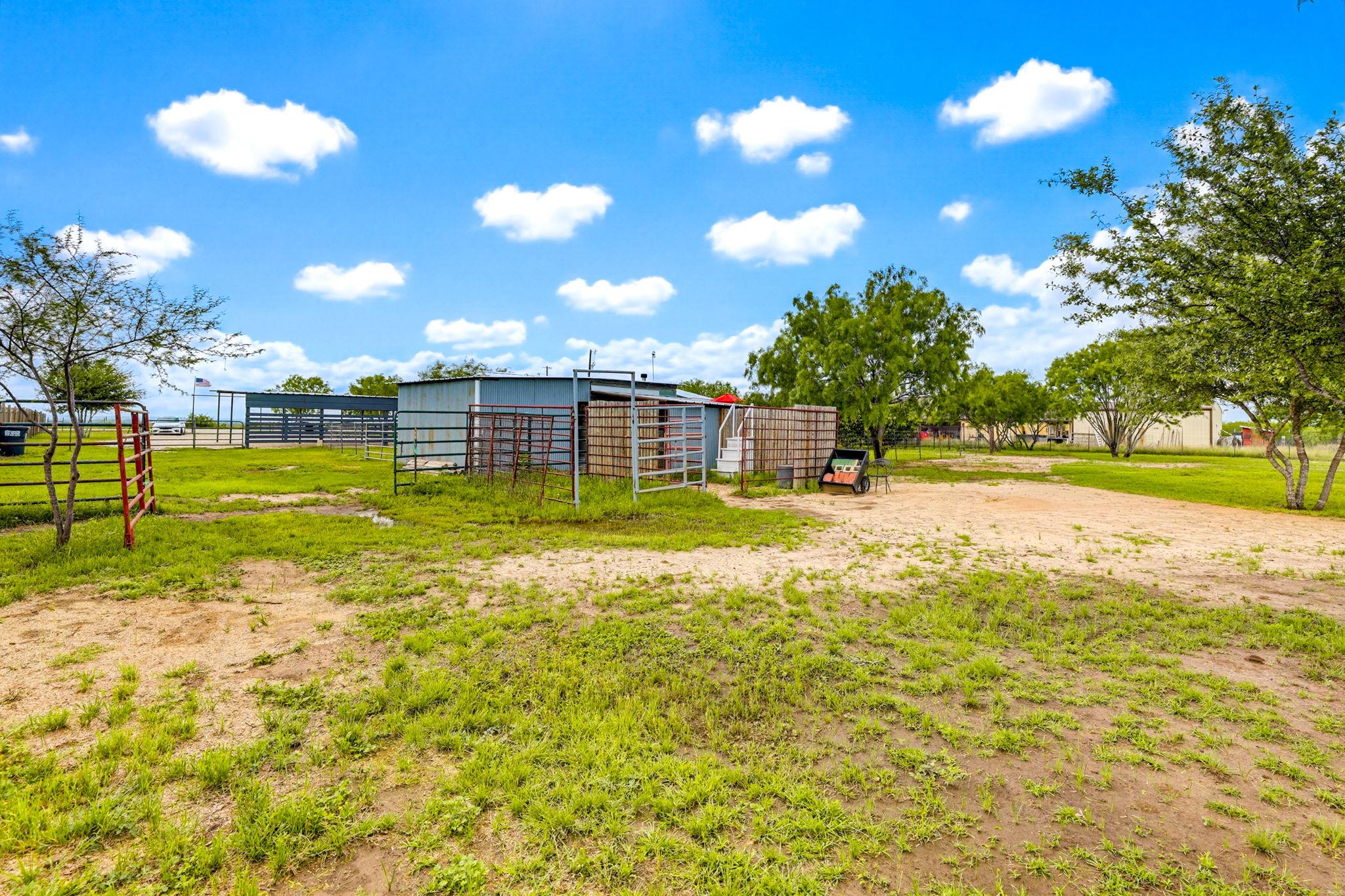269 Callihan Rd, Lockhart, TX 78644
