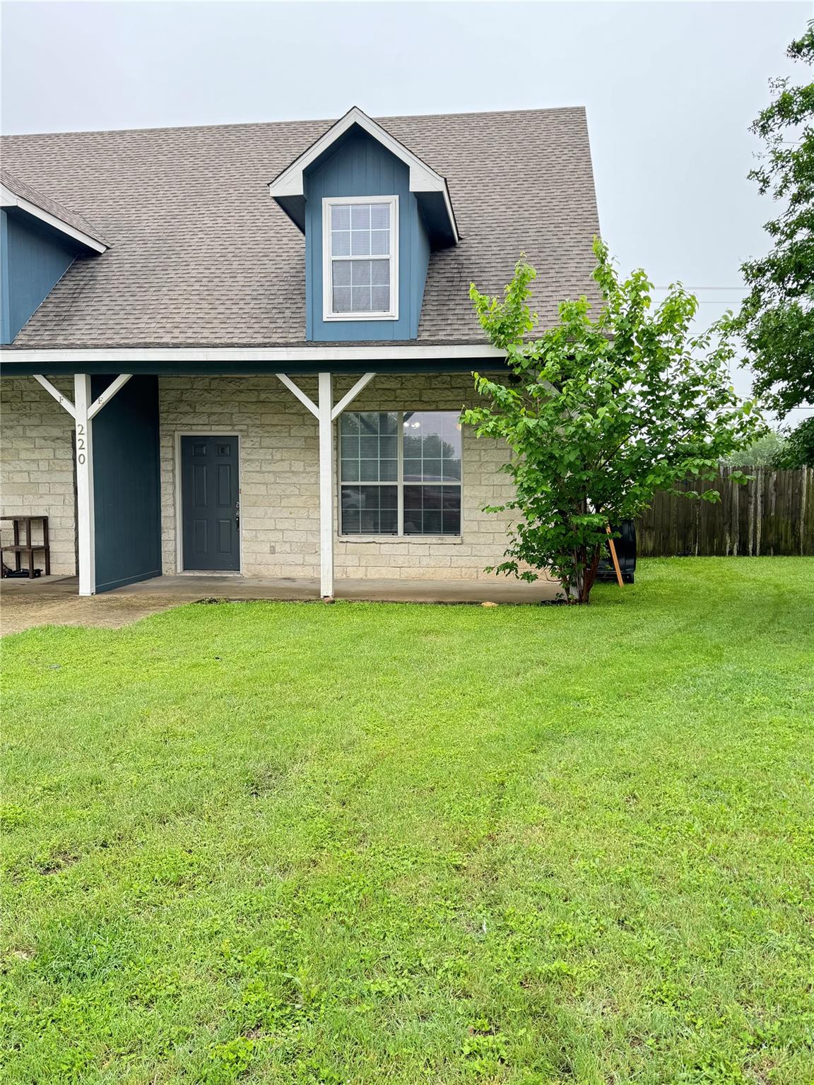 220 Sandstone Dr # E, Jarrell, TX 76537