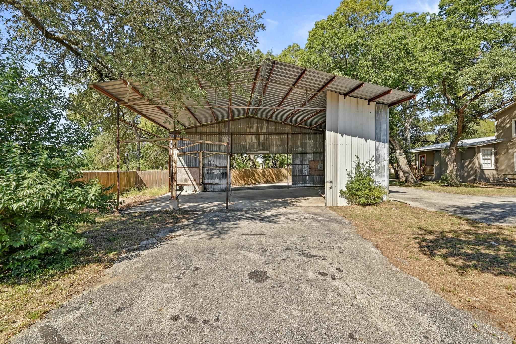 1005 4th St, Blanco, TX 78606