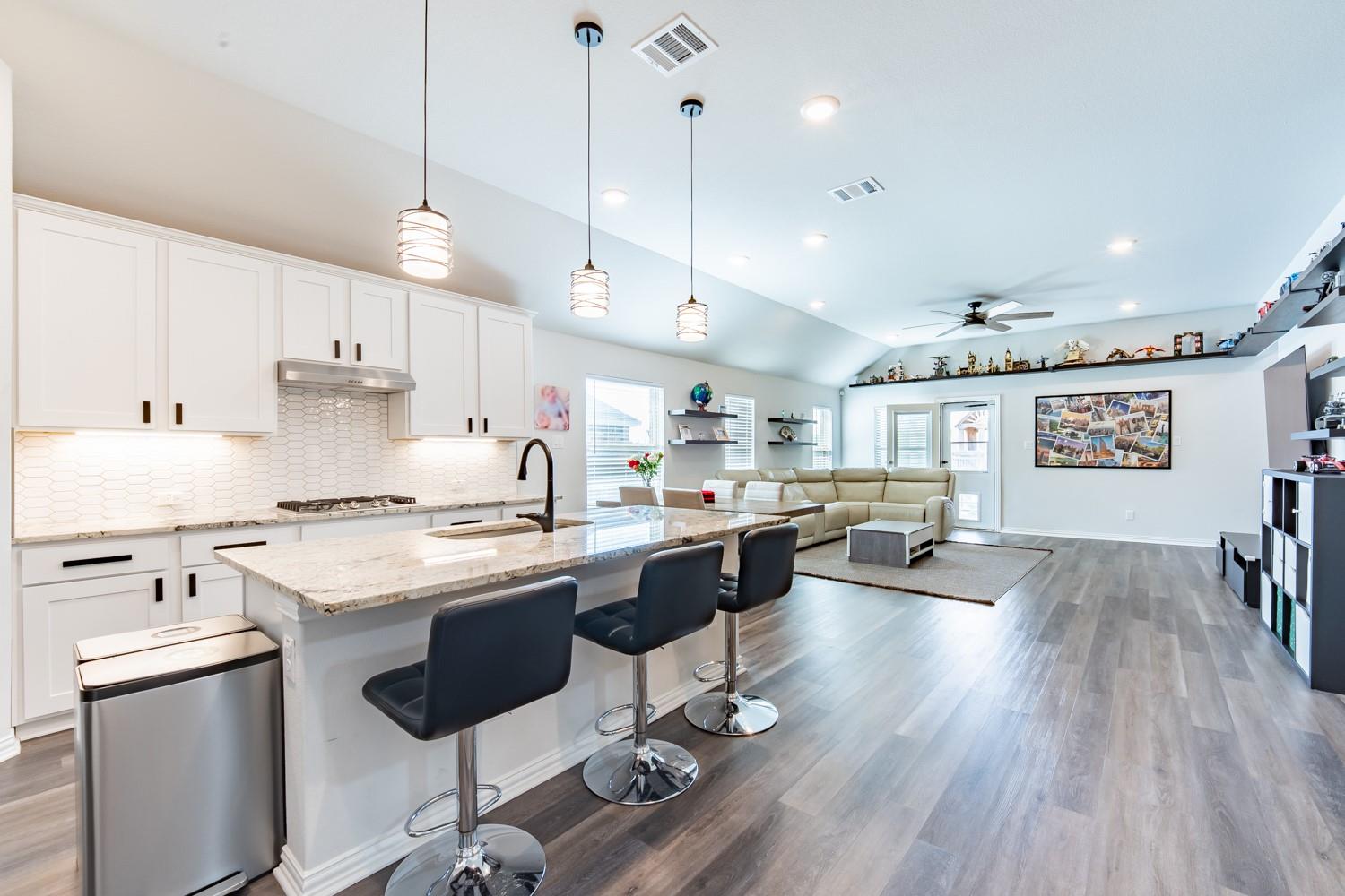 402 Pulitzer Dr, Hutto, TX 78634