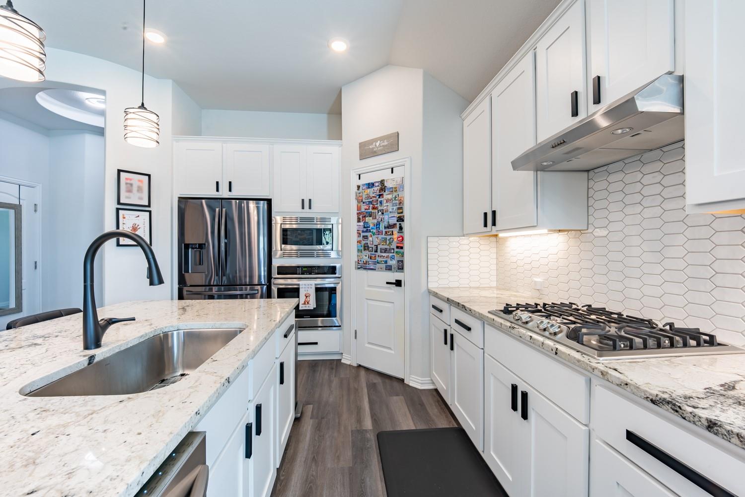 402 Pulitzer Dr, Hutto, TX 78634