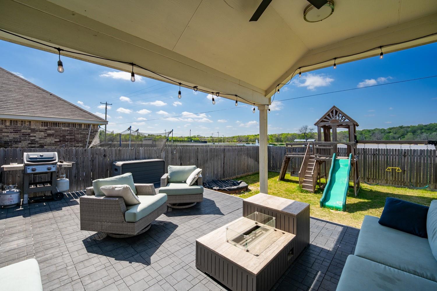 402 Pulitzer Dr, Hutto, TX 78634