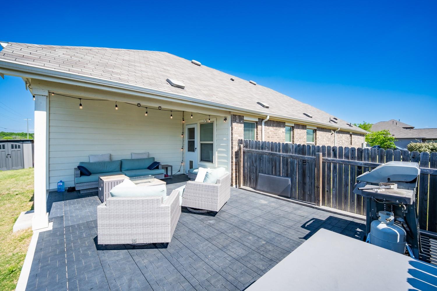 402 Pulitzer Dr, Hutto, TX 78634