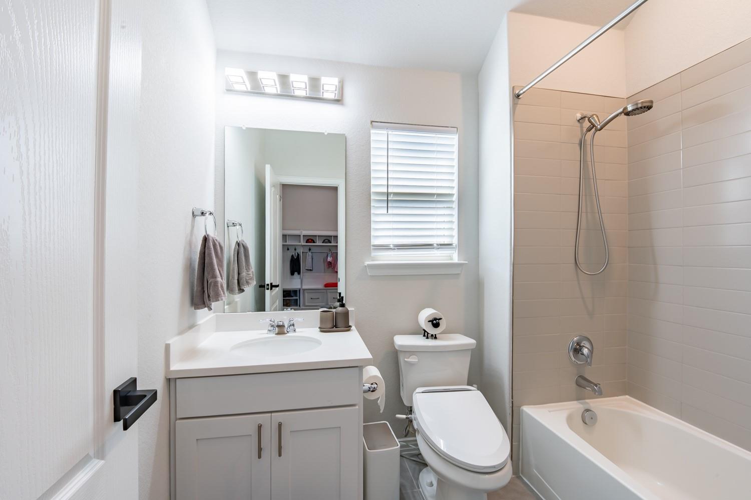 402 Pulitzer Dr, Hutto, TX 78634