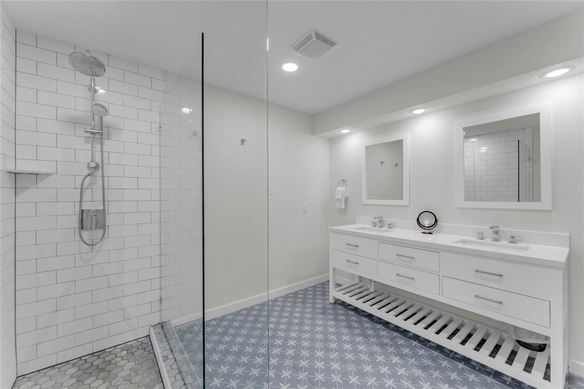 4310 River Oaks Dr, Kingsland, TX 78639