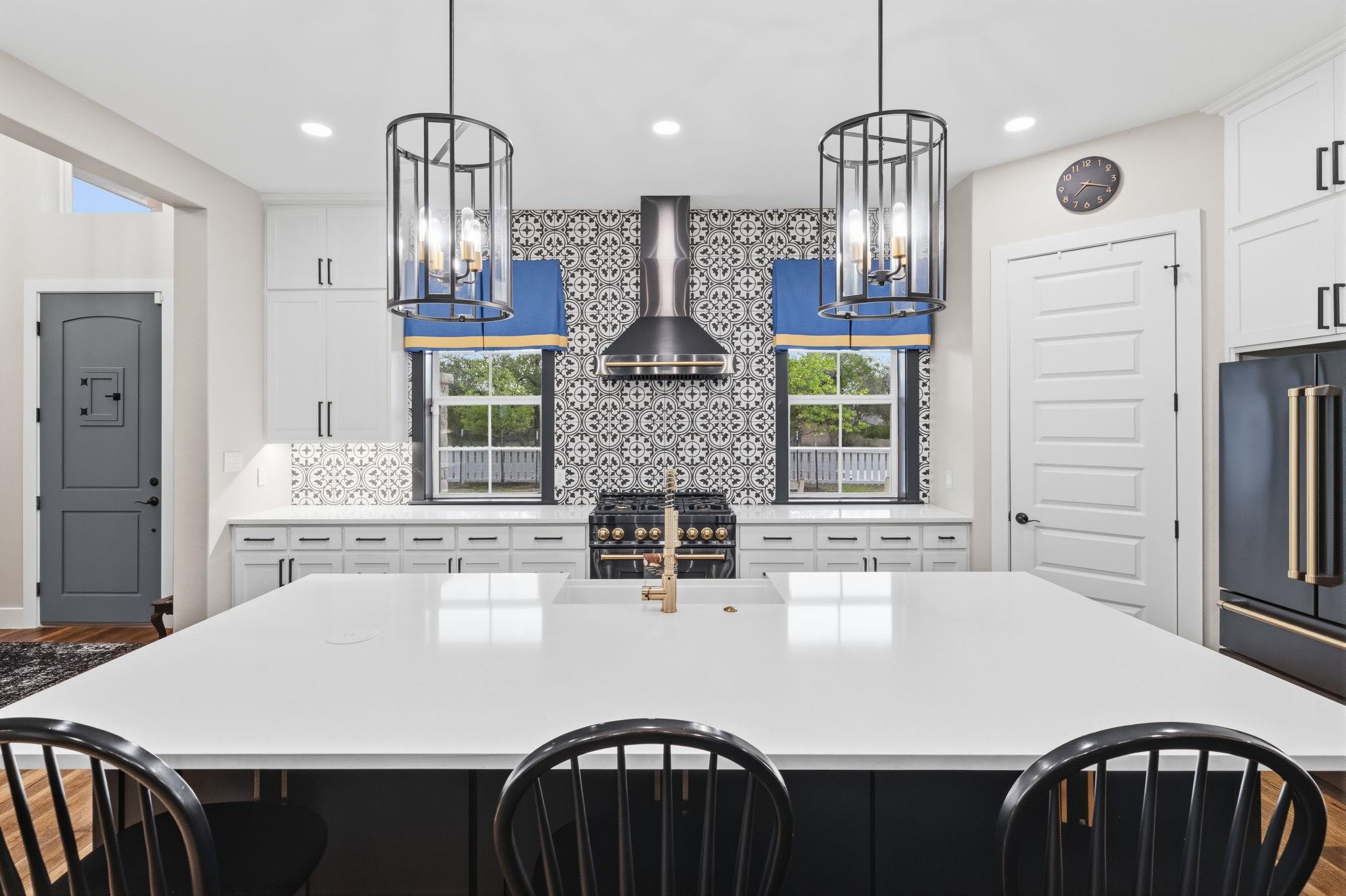 2551 Lakeshore Dr, Canyon Lake, TX 78133