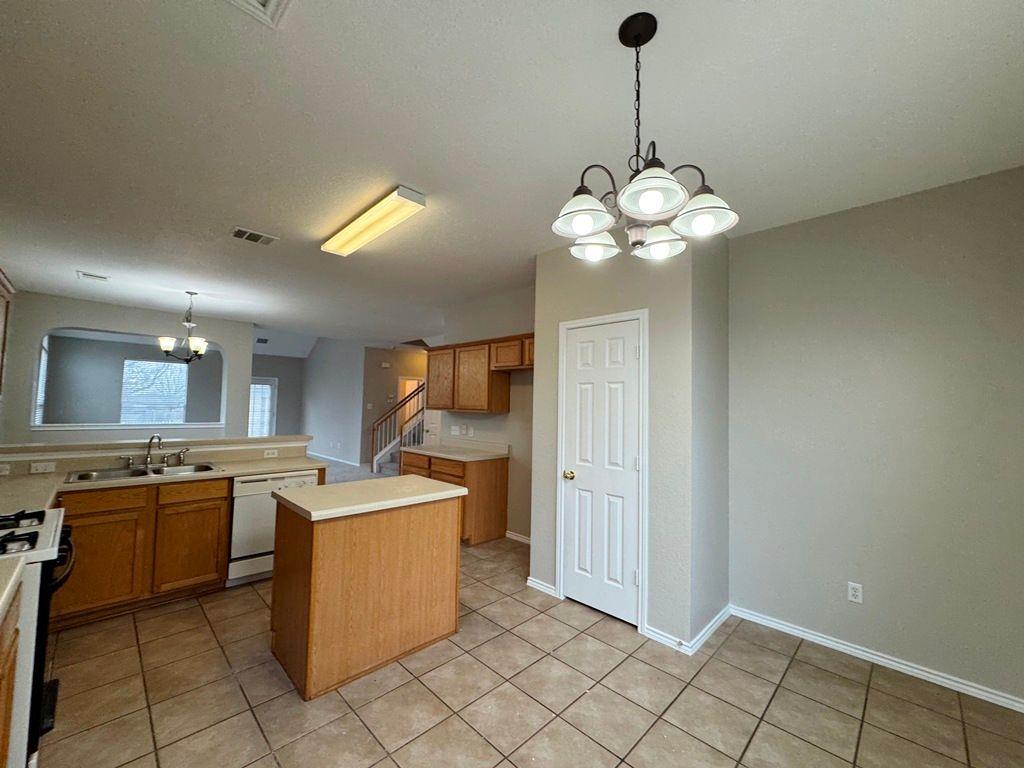 544 Hogan, Kyle, TX 78640