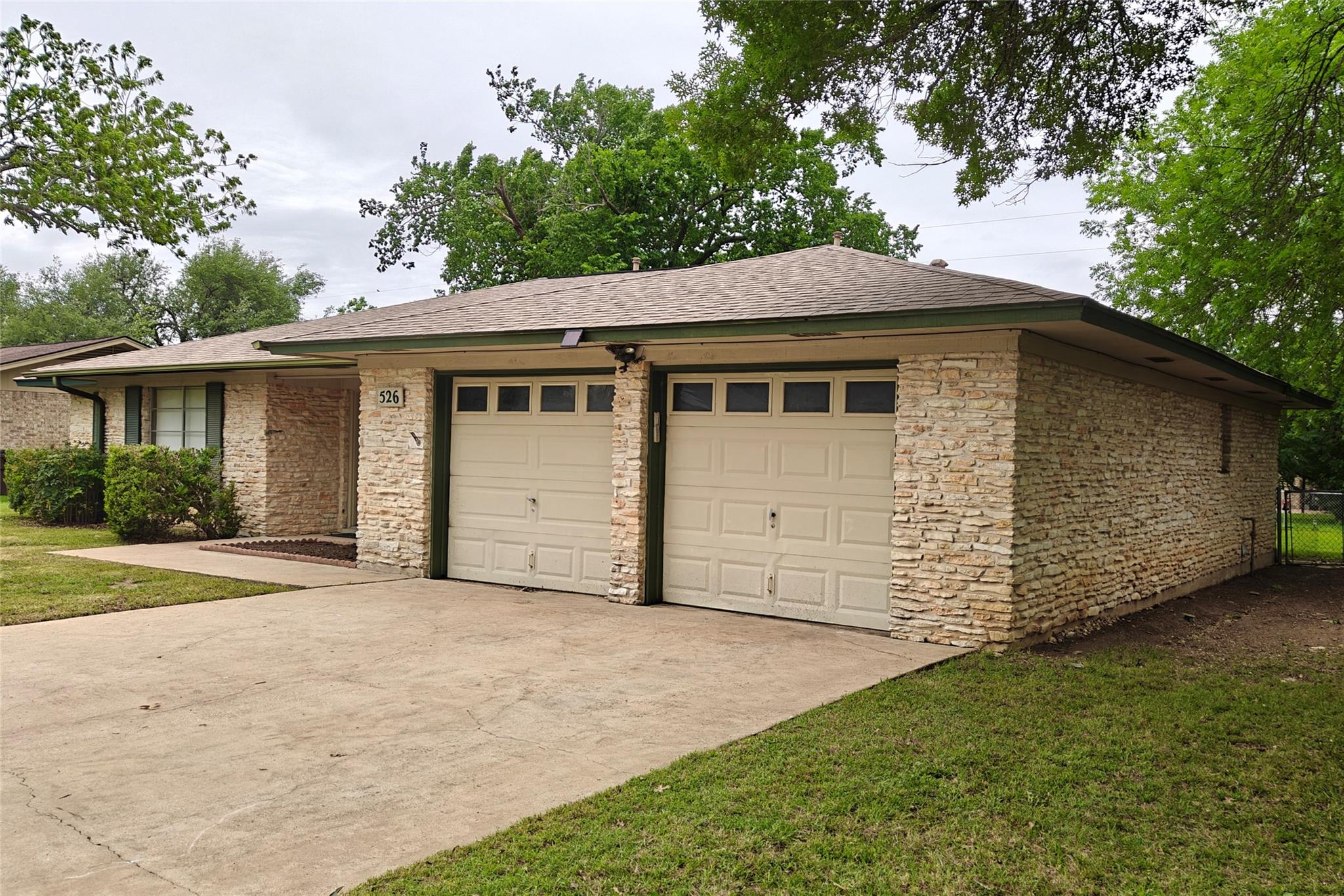 526 Dennis Dr, Round Rock, TX 78664