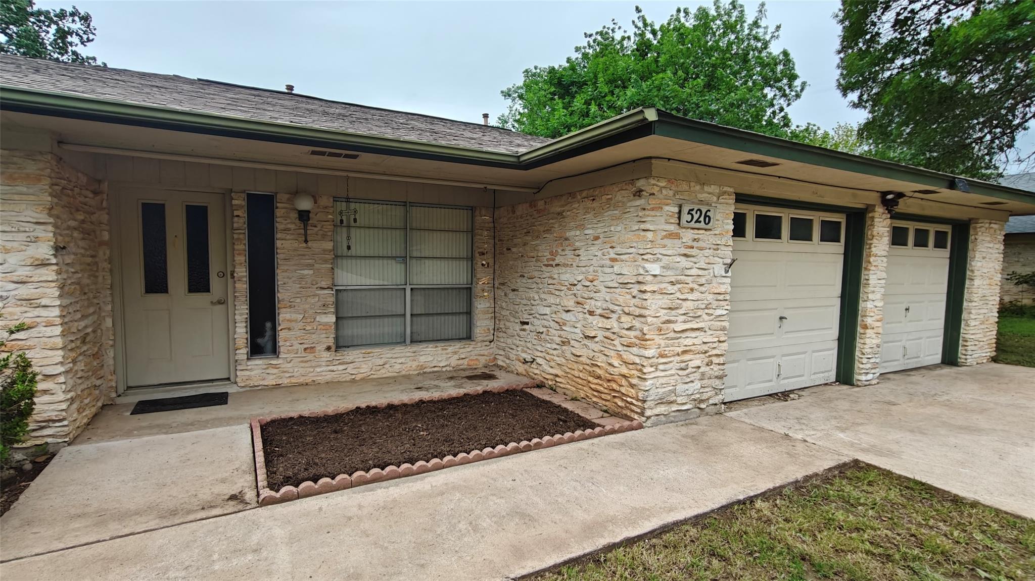 526 Dennis Dr, Round Rock, TX 78664