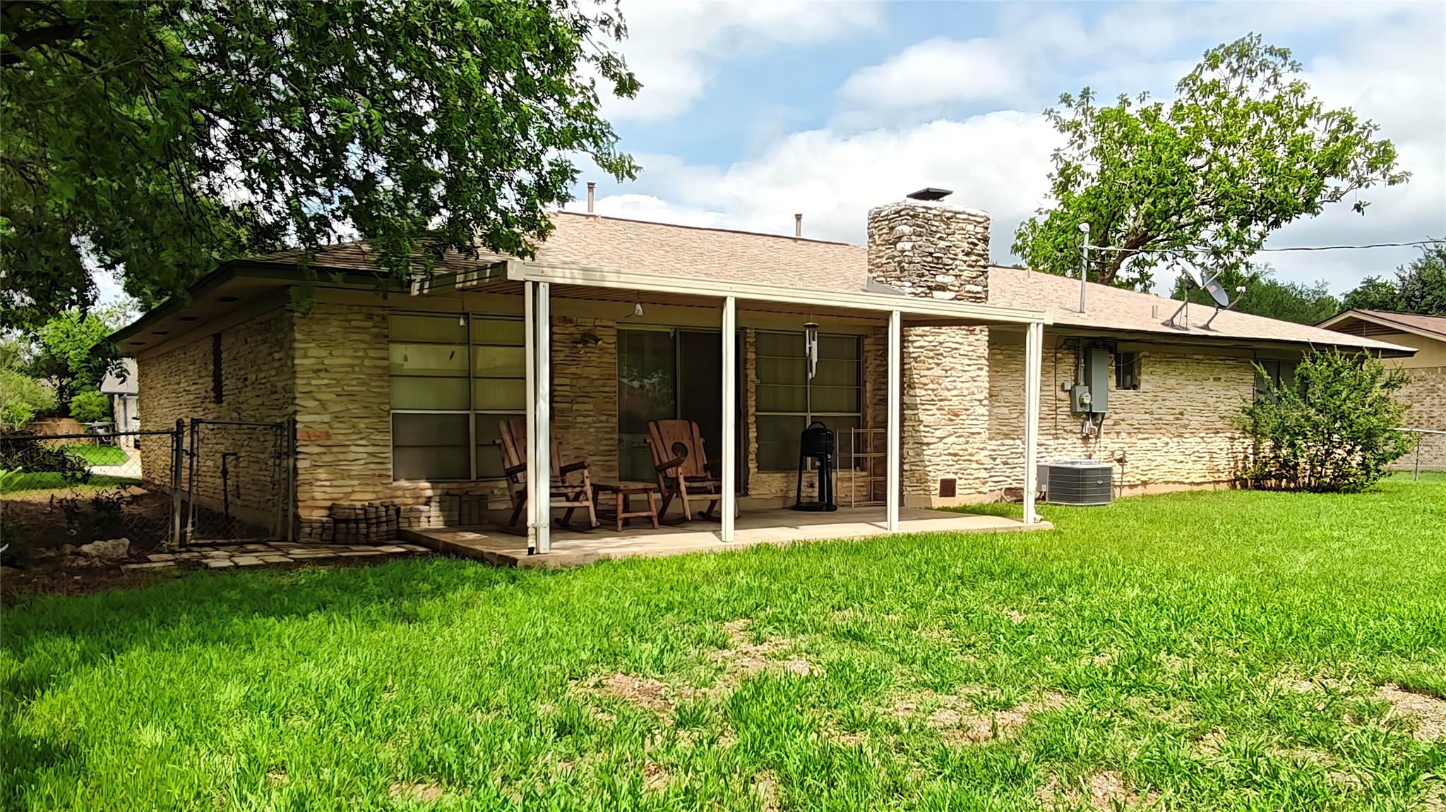 526 Dennis Dr, Round Rock, TX 78664
