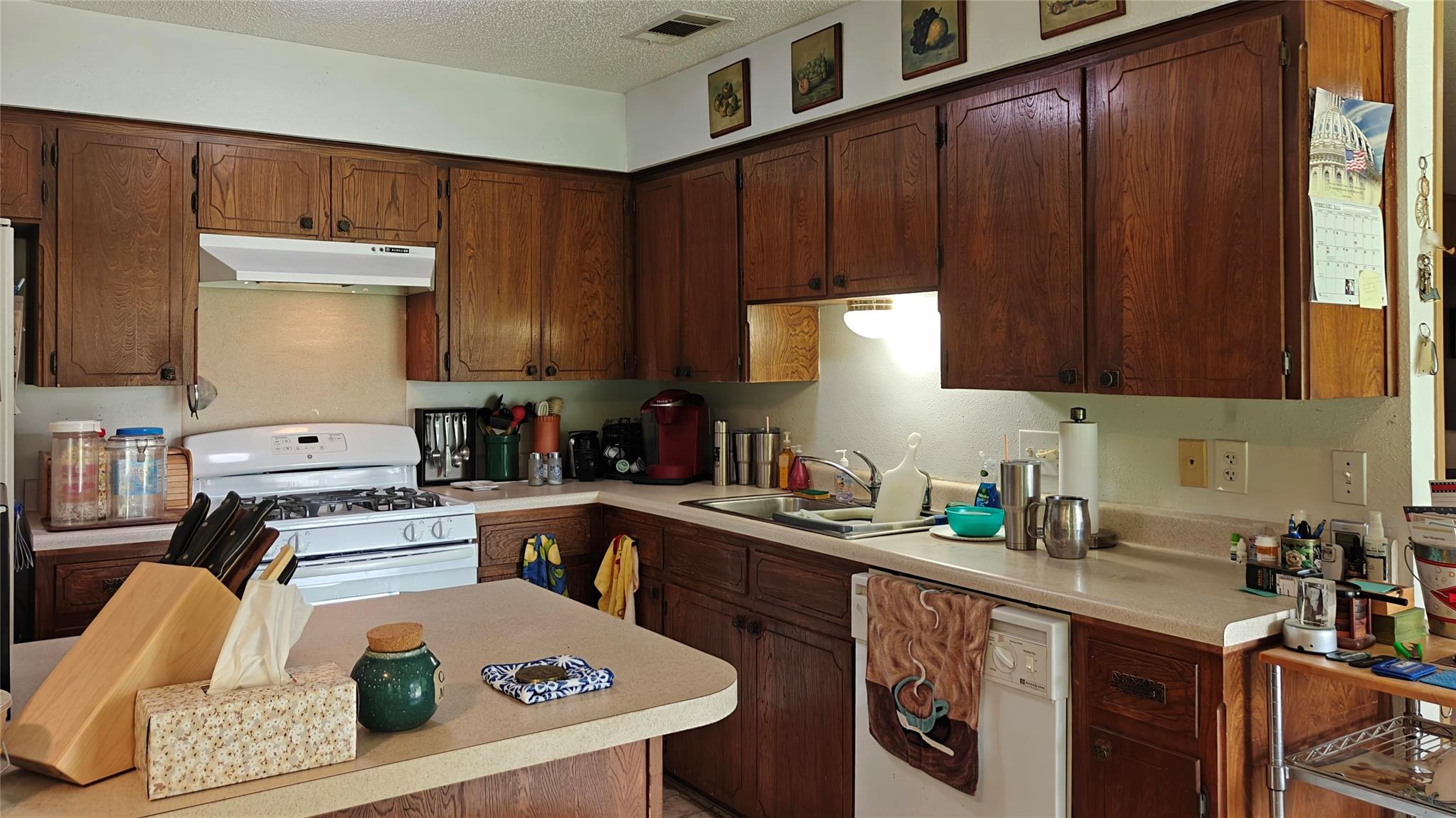 526 Dennis Dr, Round Rock, TX 78664
