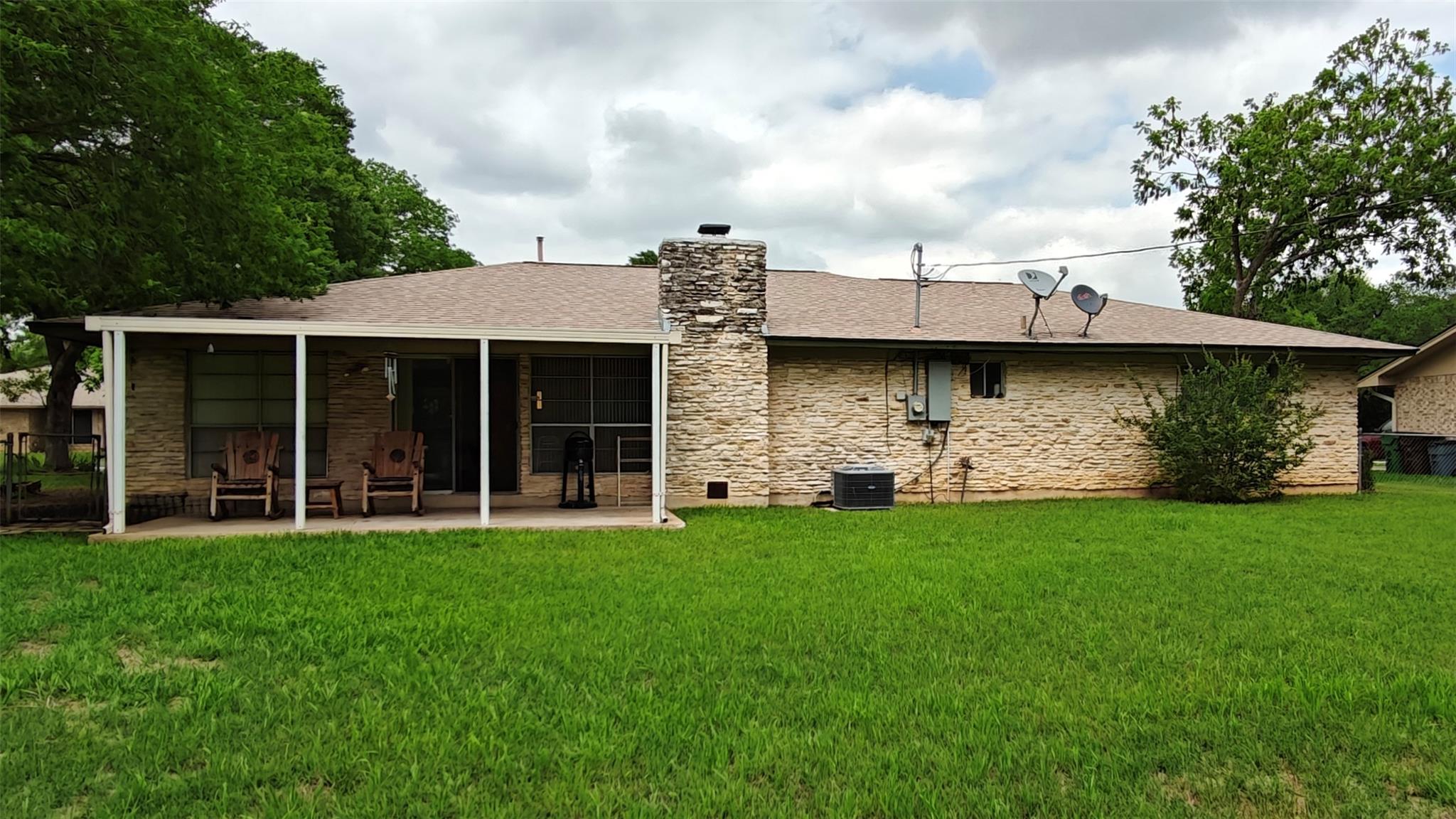 526 Dennis Dr, Round Rock, TX 78664