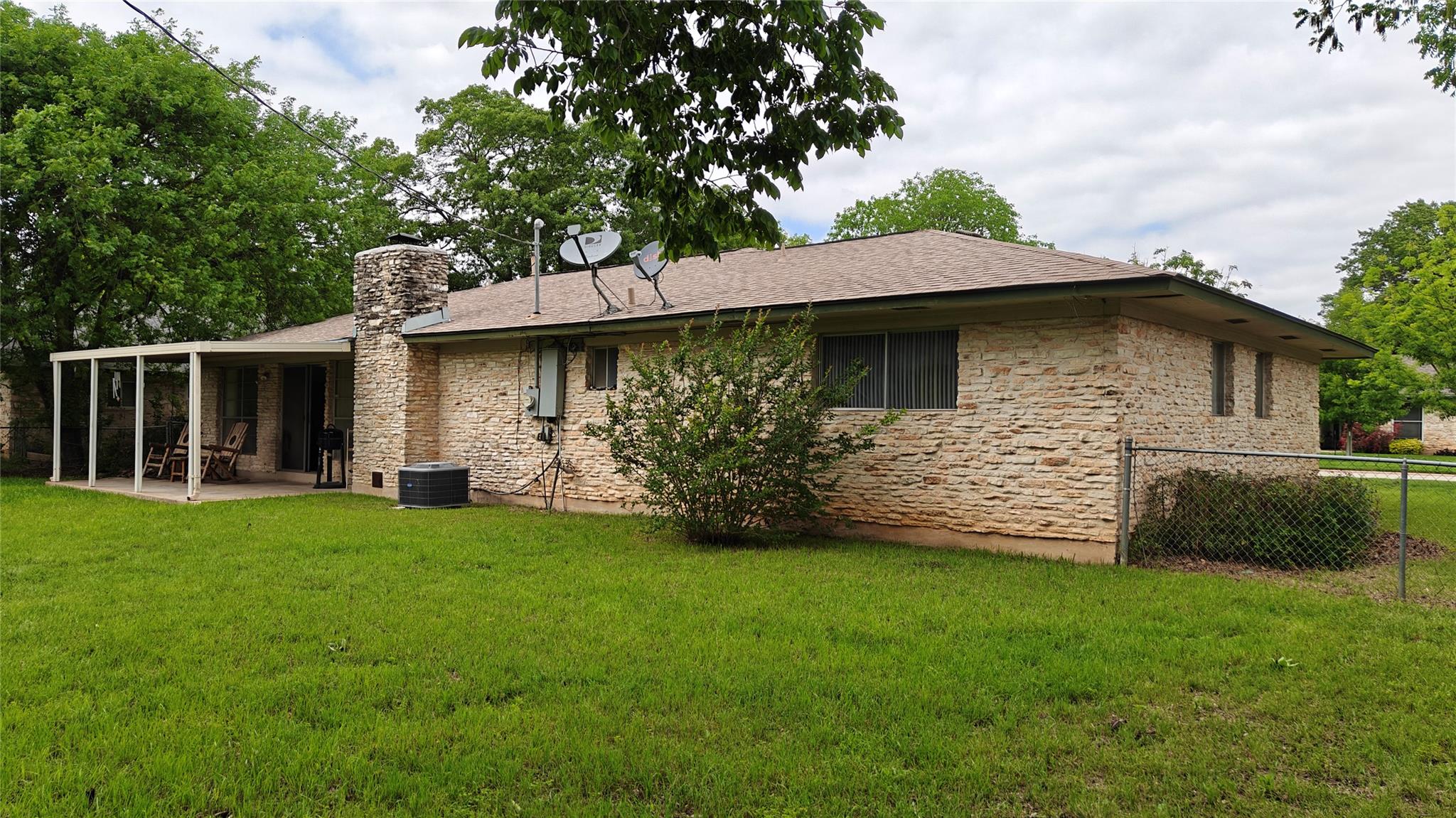526 Dennis Dr, Round Rock, TX 78664
