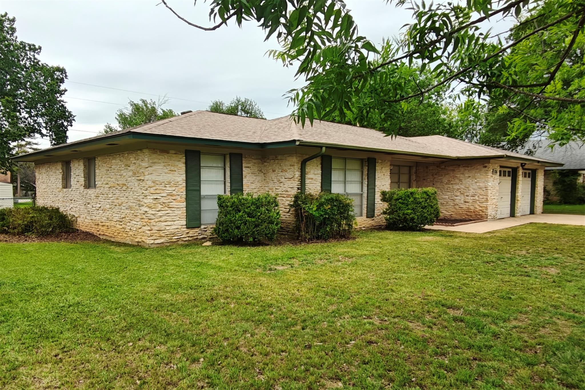 526 Dennis Dr, Round Rock, TX 78664