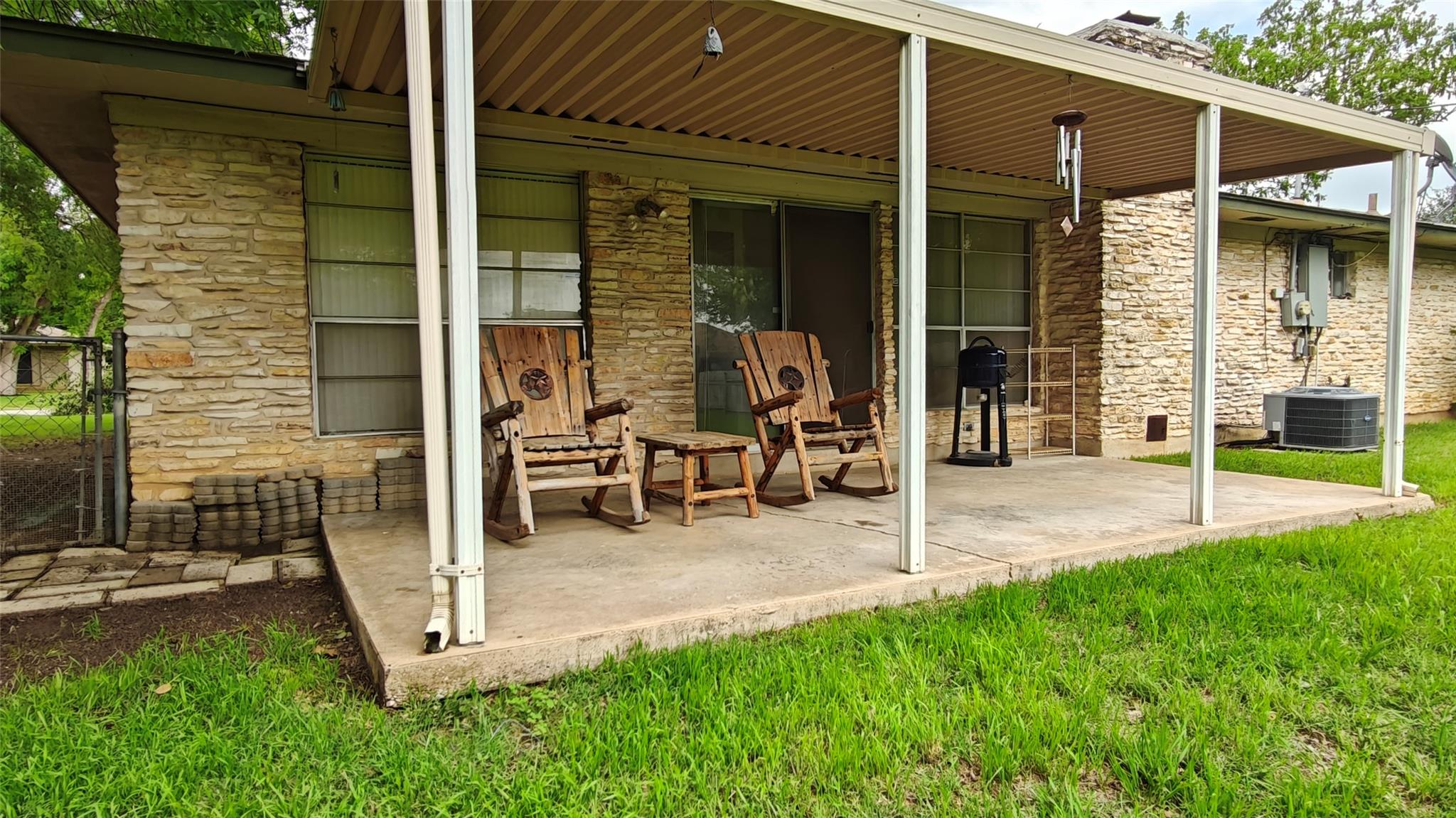 526 Dennis Dr, Round Rock, TX 78664