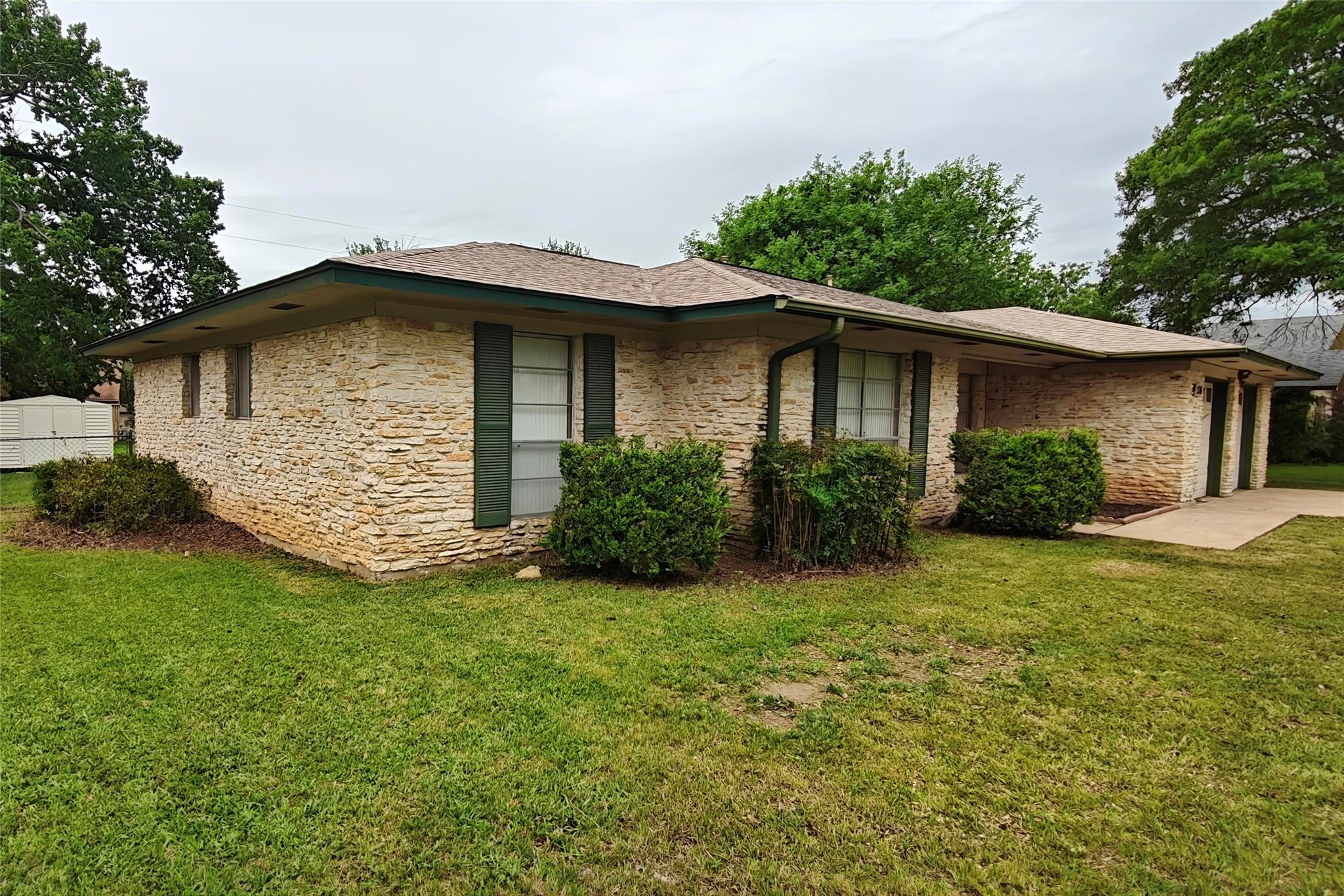 526 Dennis Dr, Round Rock, TX 78664
