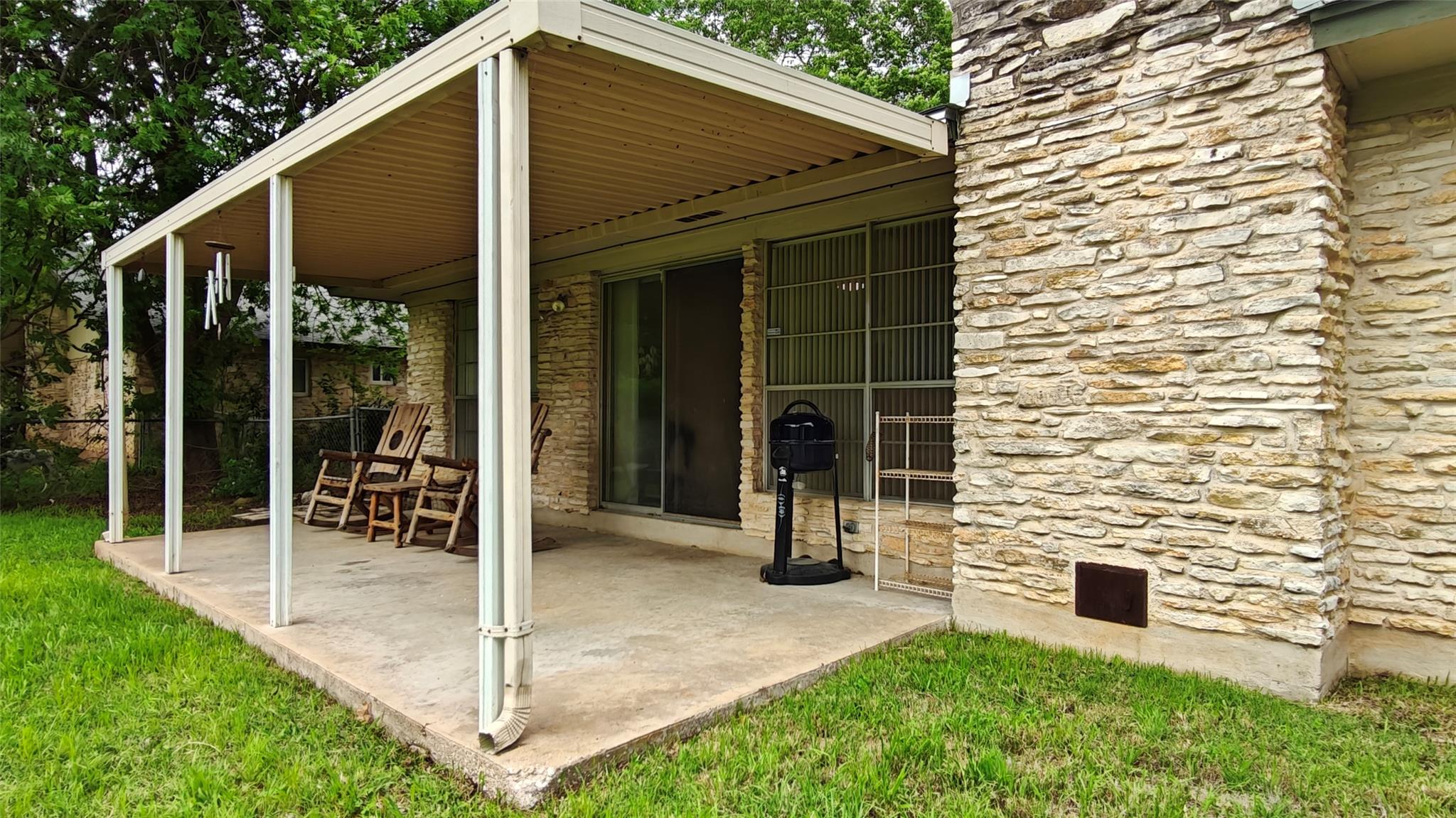 526 Dennis Dr, Round Rock, TX 78664
