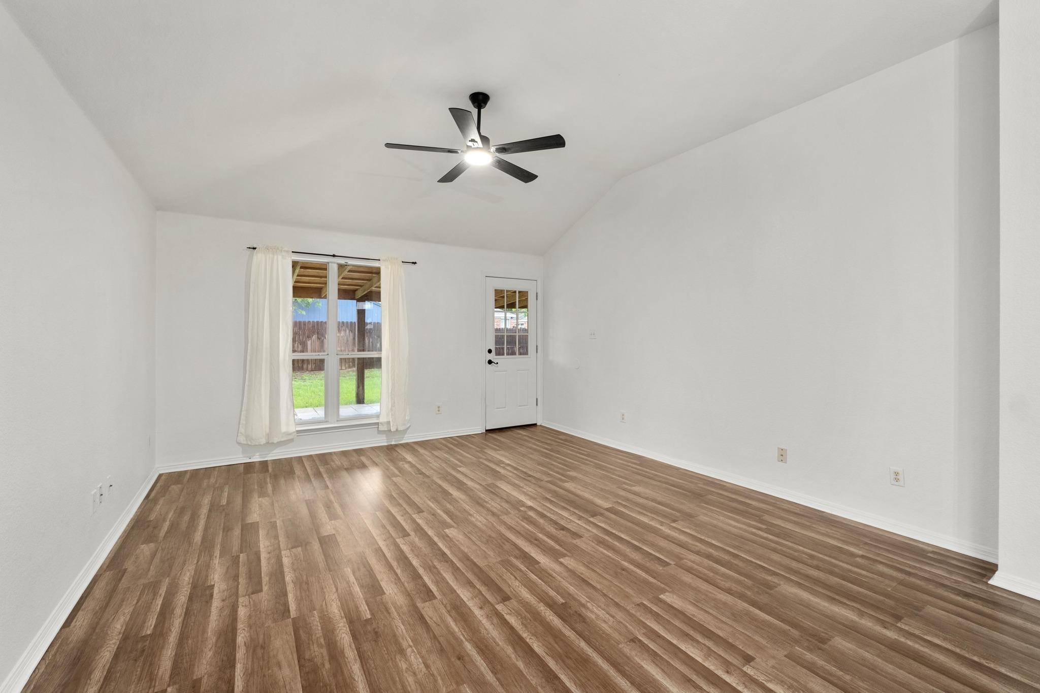 405 Thunderstorm Ave, Lockhart, TX 78644