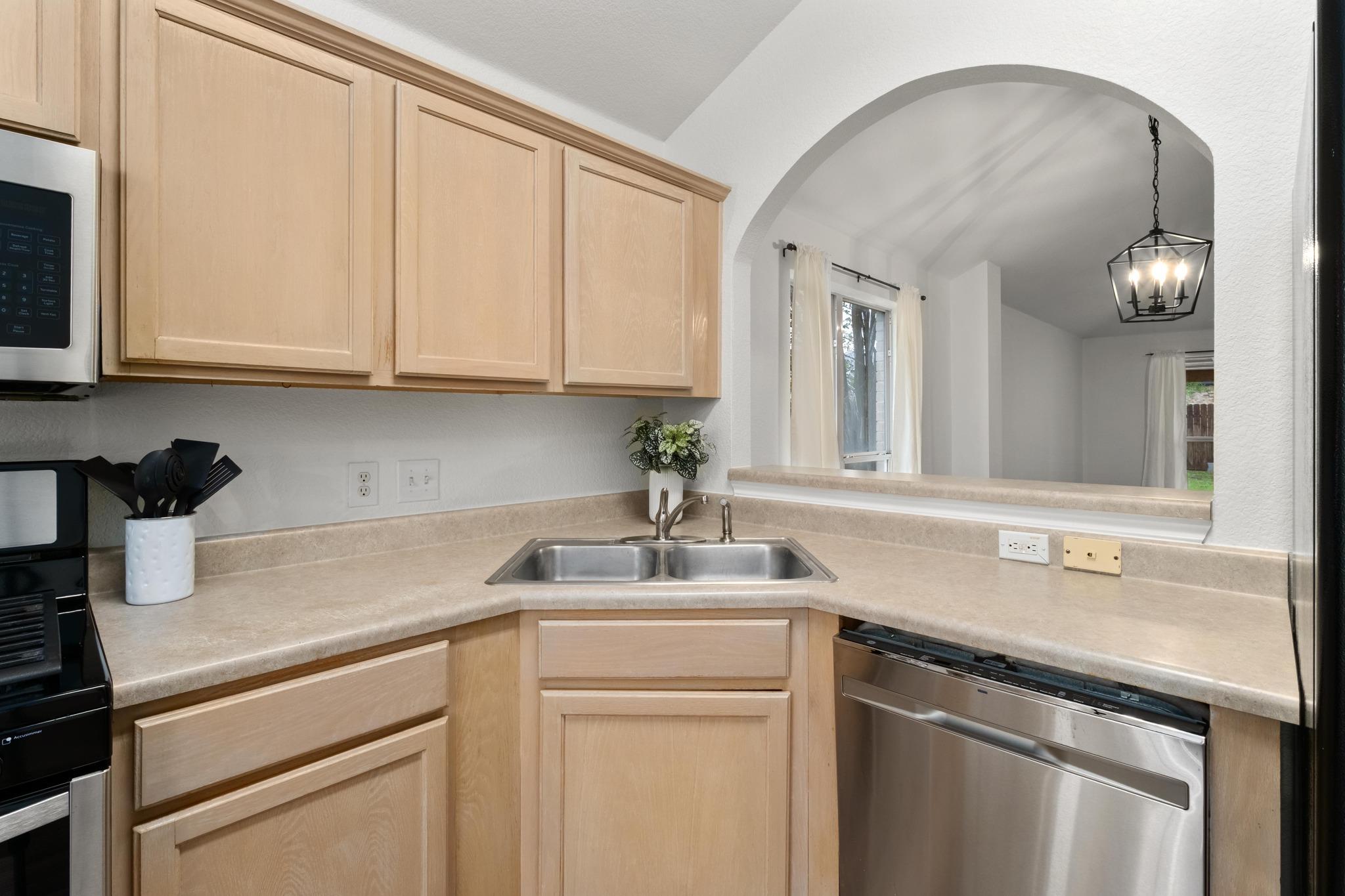 405 Thunderstorm Ave, Lockhart, TX 78644