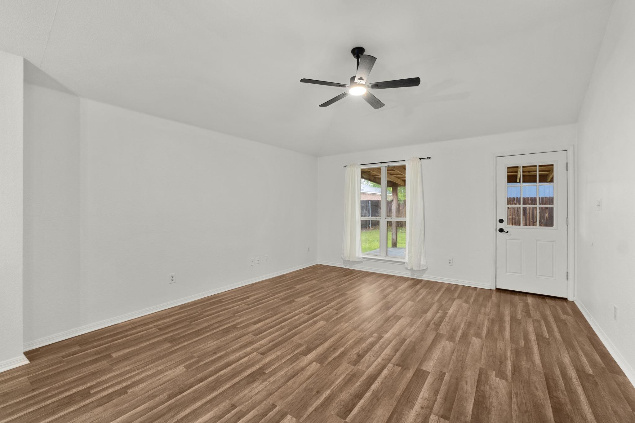 405 Thunderstorm Ave, Lockhart, TX 78644