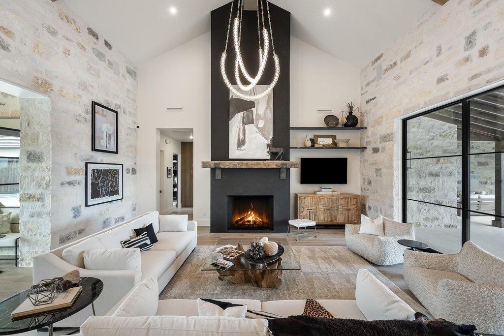 27031 Haynie Flat Rd, Spicewood, TX 78669