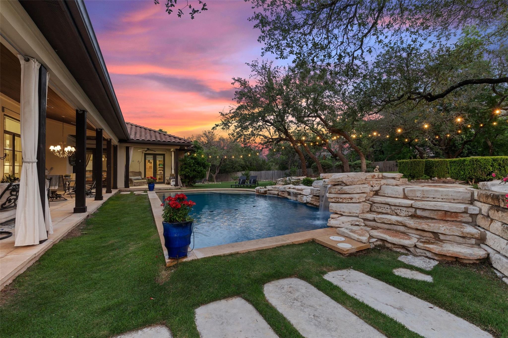 105 Harbor Hill Dr, Lakeway, TX 78734