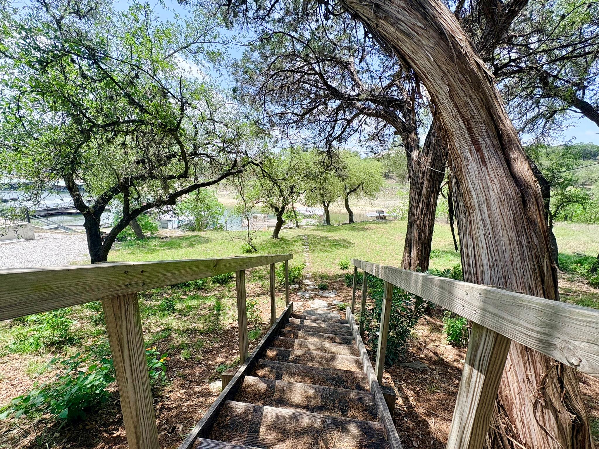 1115 Edgewater Dr, Spicewood, TX 78669