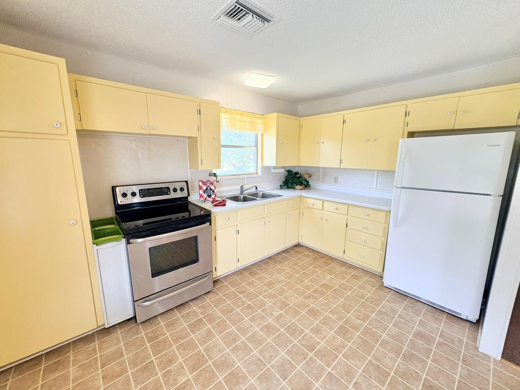 1115 Edgewater Dr, Spicewood, TX 78669