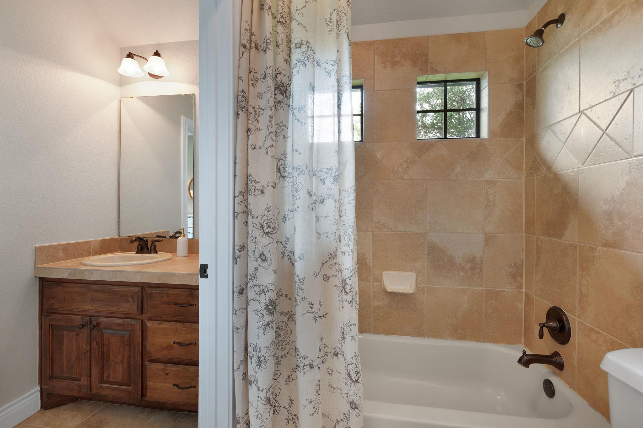 110 Valley View Dr, Bastrop, TX 78602