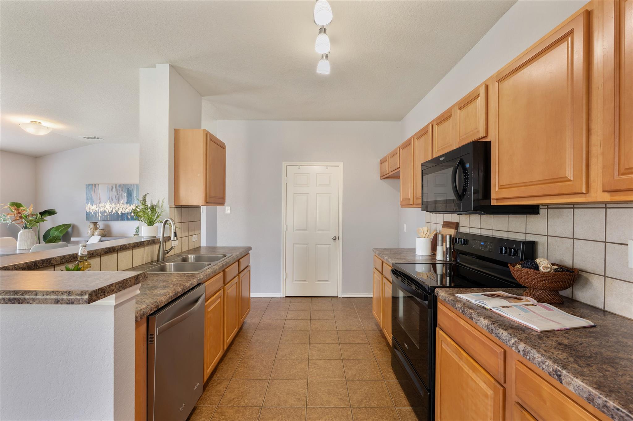 102 Anderson St, Hutto, TX 78634