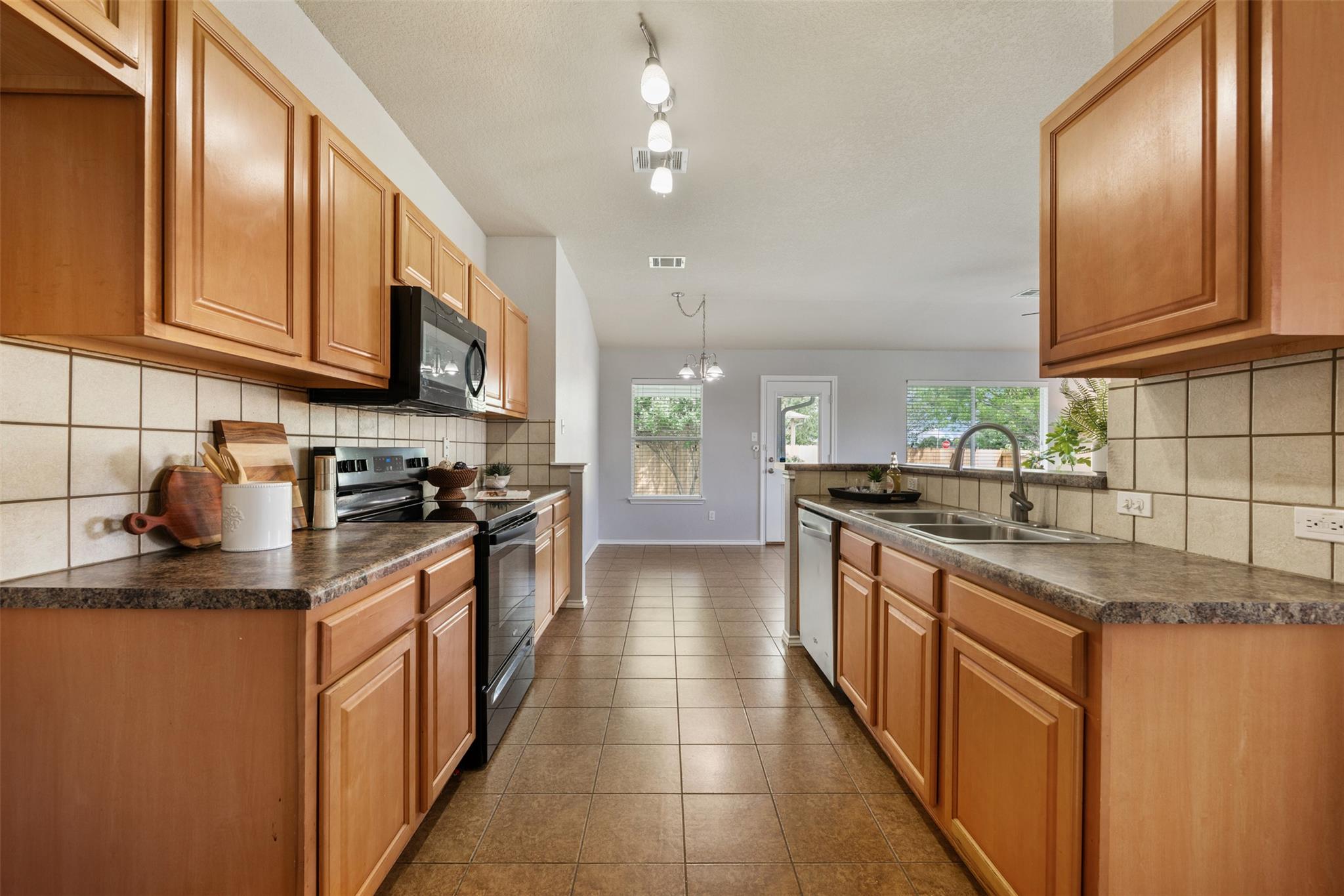 102 Anderson St, Hutto, TX 78634