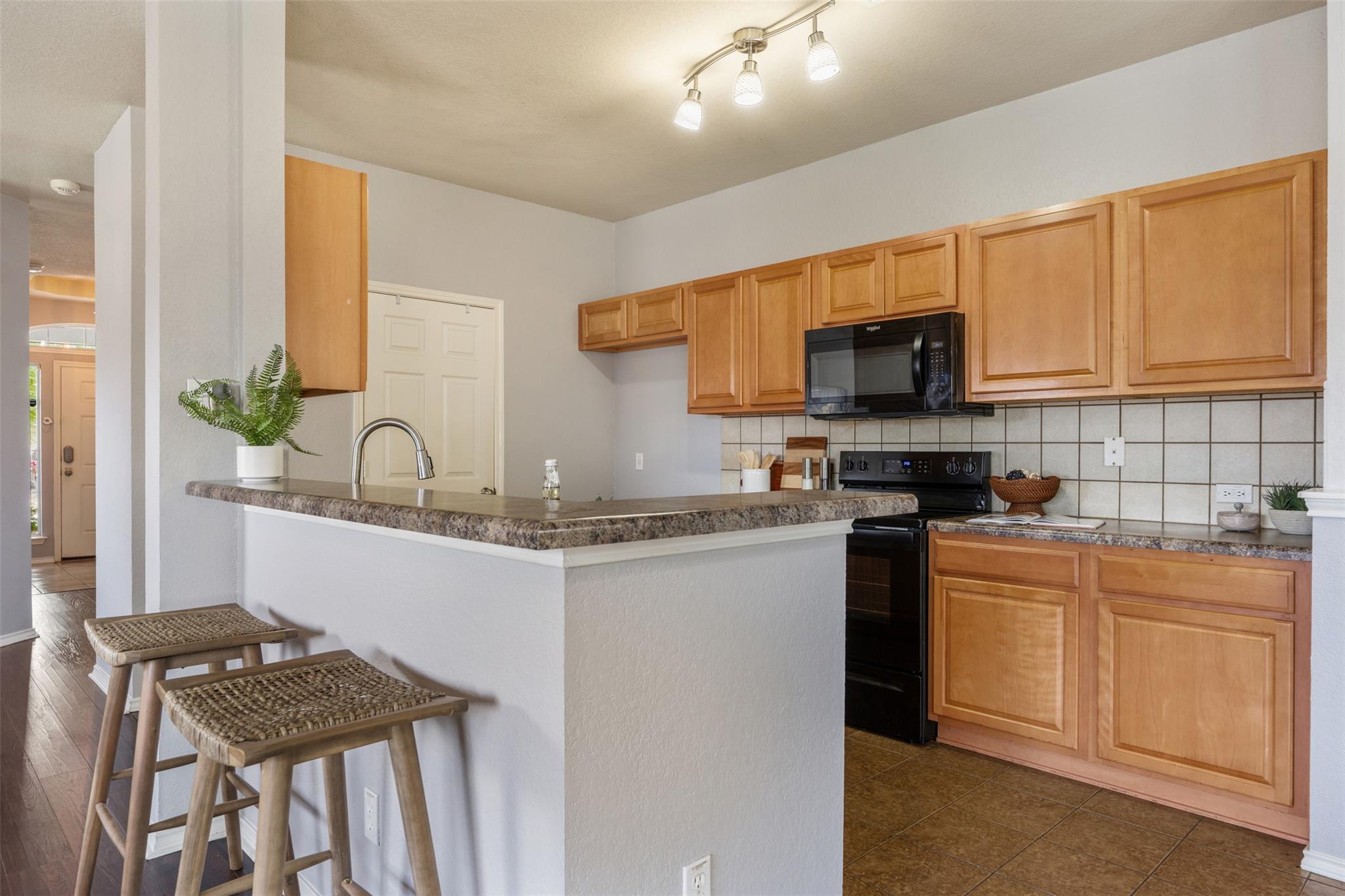 102 Anderson St, Hutto, TX 78634