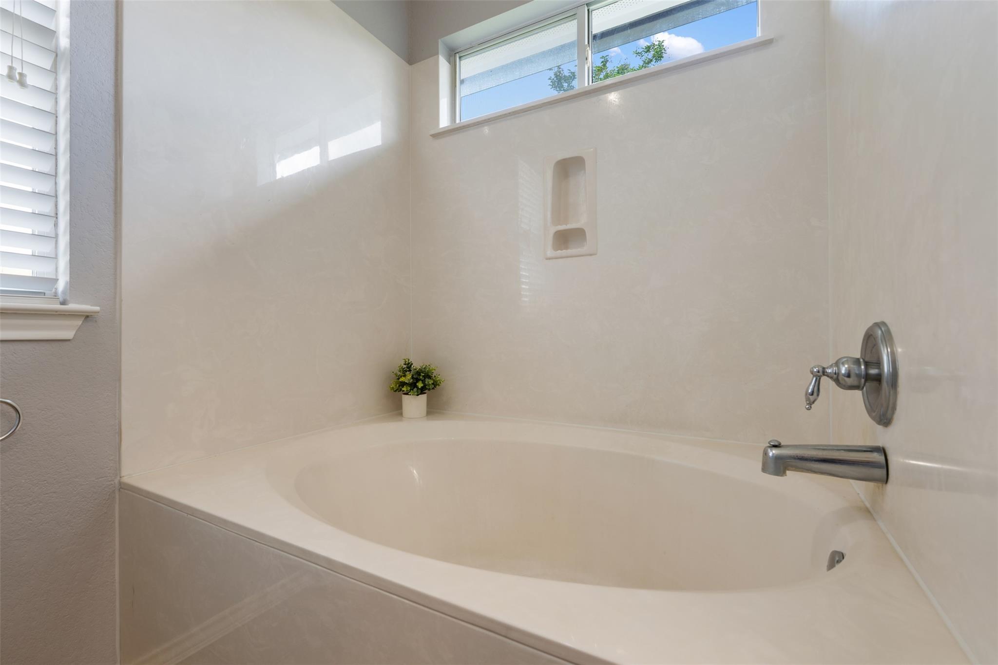 102 Anderson St, Hutto, TX 78634