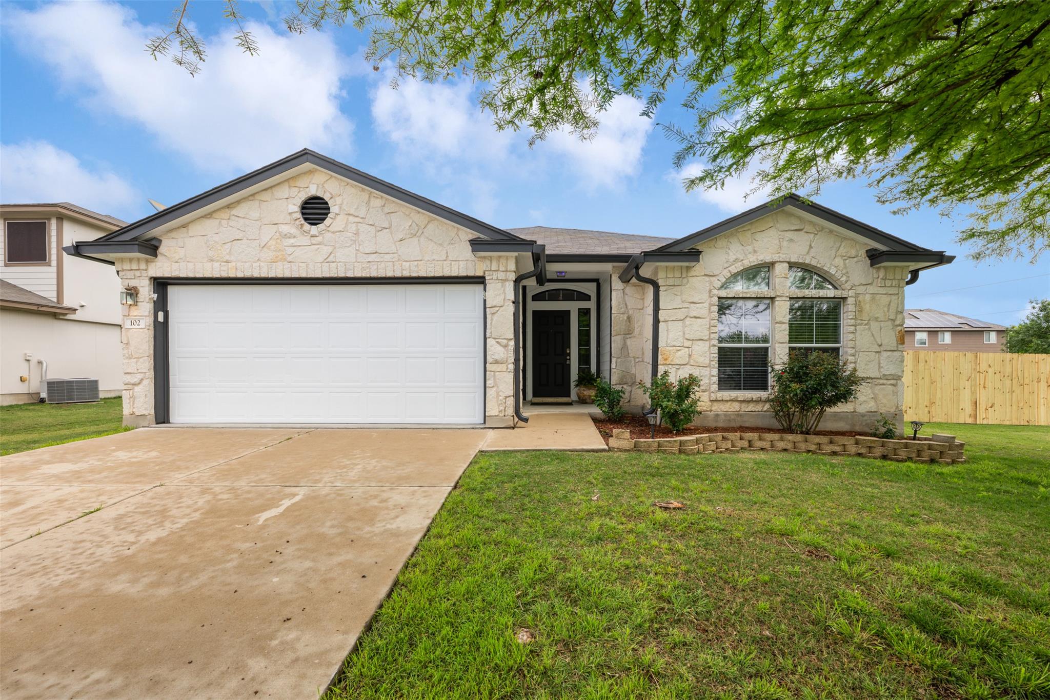 102 Anderson St, Hutto, TX 78634